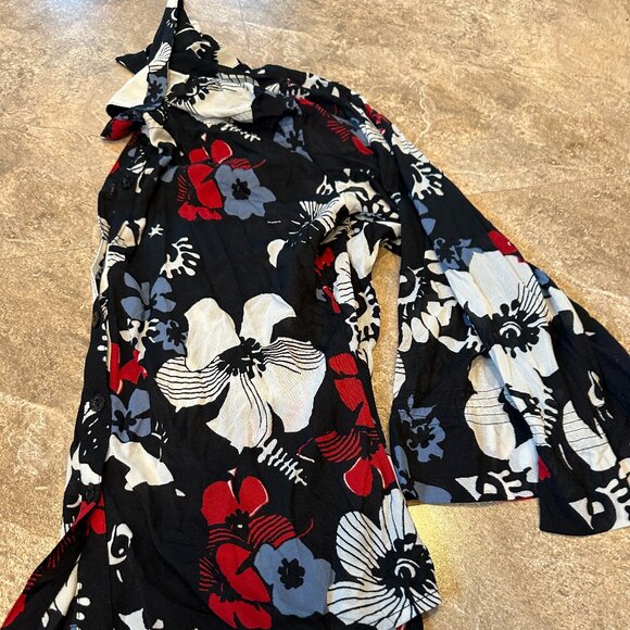 Women's i.e. relaxed Black , Blue, Red Floral Collared  Blouse  - Size Small - Picture 5 of 6